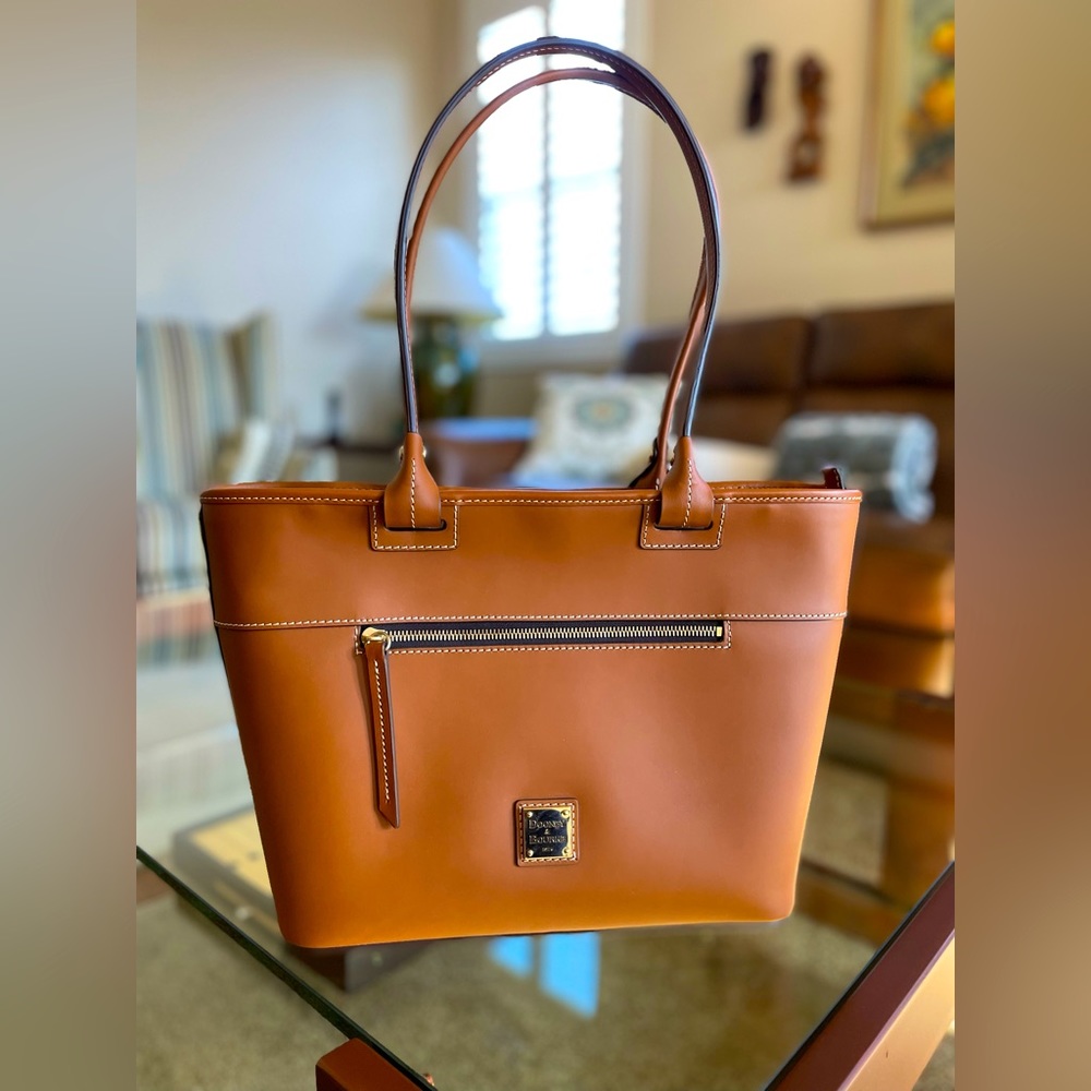 NWT Dooney & Bourke Beacon 1464 Nana Leather Zip Tote  Pristine Condition